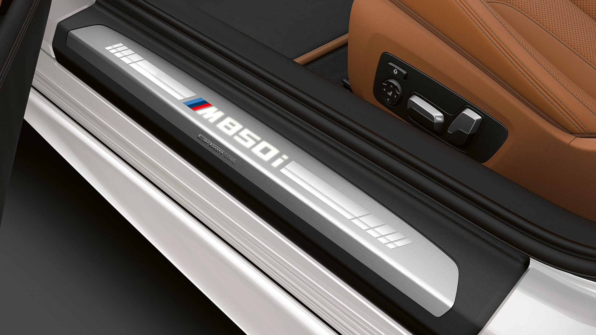 BMW M850i xDrive, Mineral White metallic, entry door sill.