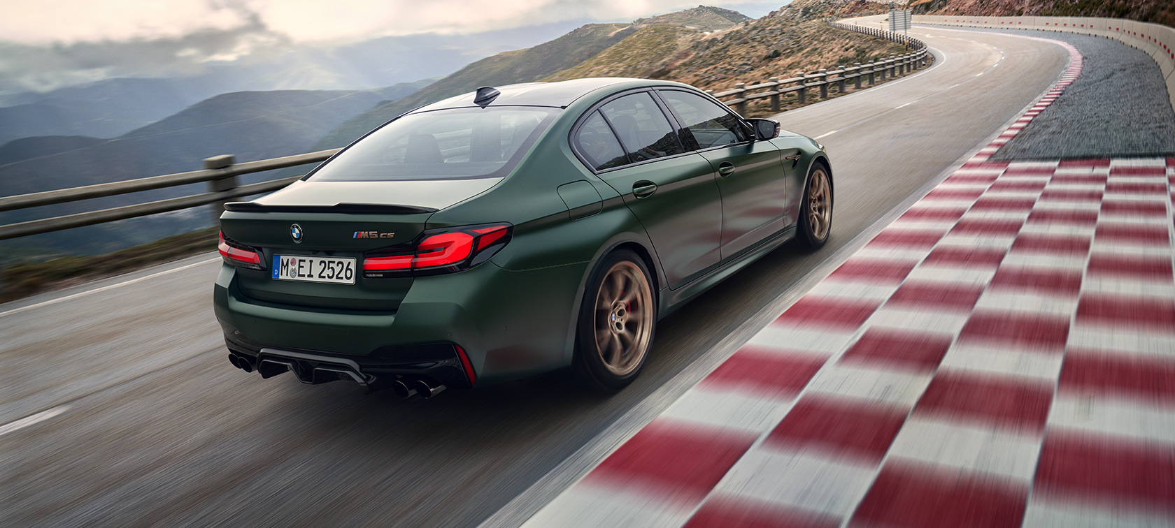 BMW M5 CS F90 2021 Frozen Deep Green metallic three-quarter rear view